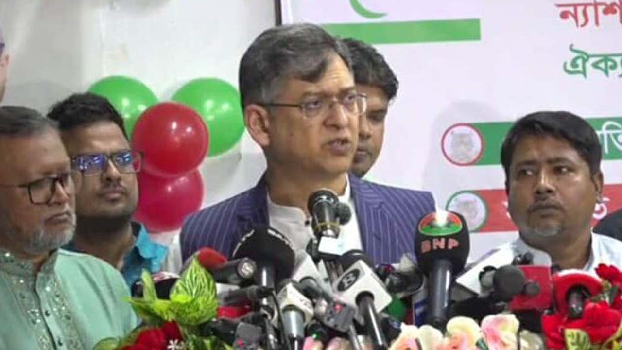 সভায় বক্তব্য রাখছেন বিএনপির স্থায়ী কমিটির সদস্য সালাহউদ্দিন আহমদ