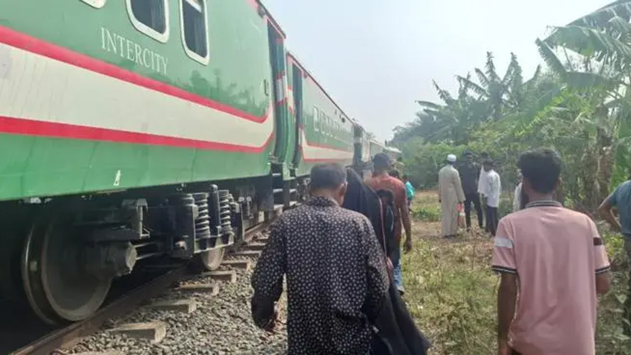 বগুড়ার সান্তাহারে নীলসাগর এক্সপ্রেস ট্রেনের নয়টি বগি লাইনচ্যুত হয়