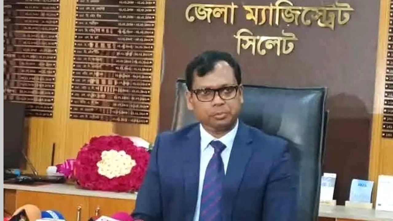 হুঁশিয়ারি দেন জেলা প্রশাসক সারওয়ার আলম