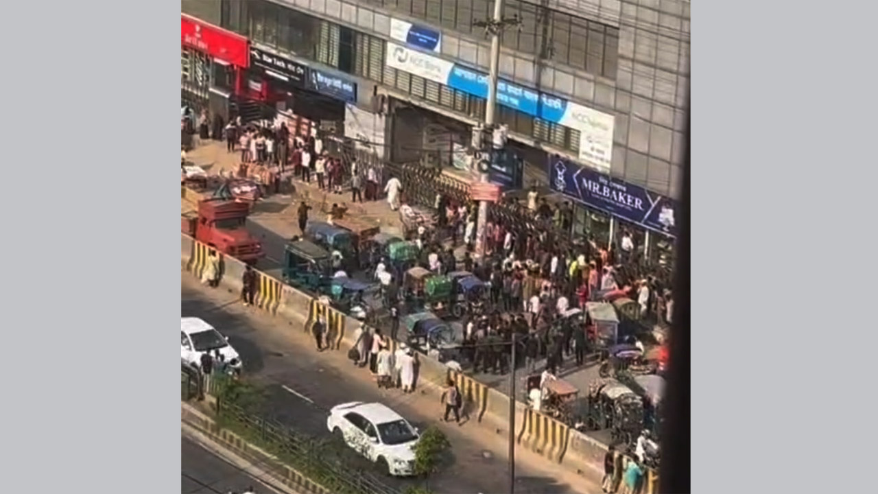 সাভারে আনসার সদস্যদের উপর হকারদের হামলায় আহত ৭