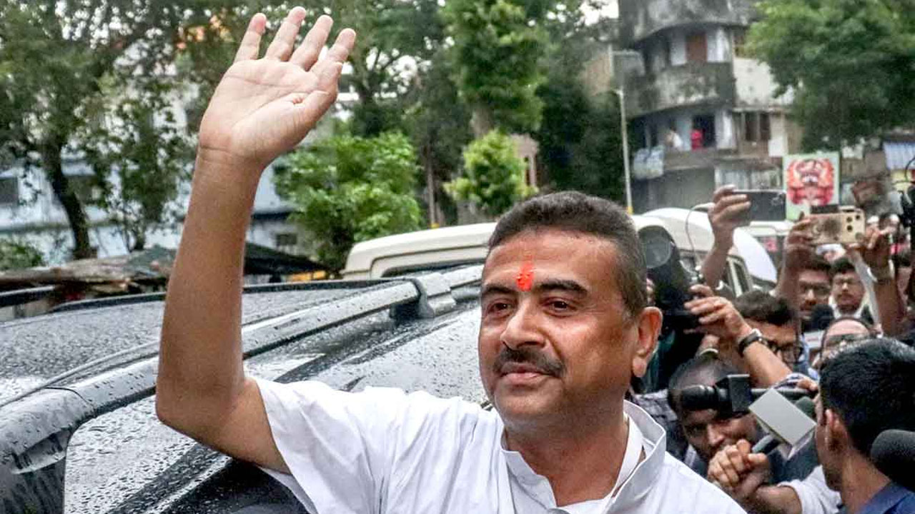 মুখ্যমন্ত্রী শুভেন্দু অধিকারী স্পষ্ট জানিয়েছেন, আগামী সোমবার থেকে রাজ্যর সকল সরকারি স্কুলে প্রার্থনা সঙ্গীত হিসেবে ‘বন্দে মাতরম’ চালু হচ্ছে