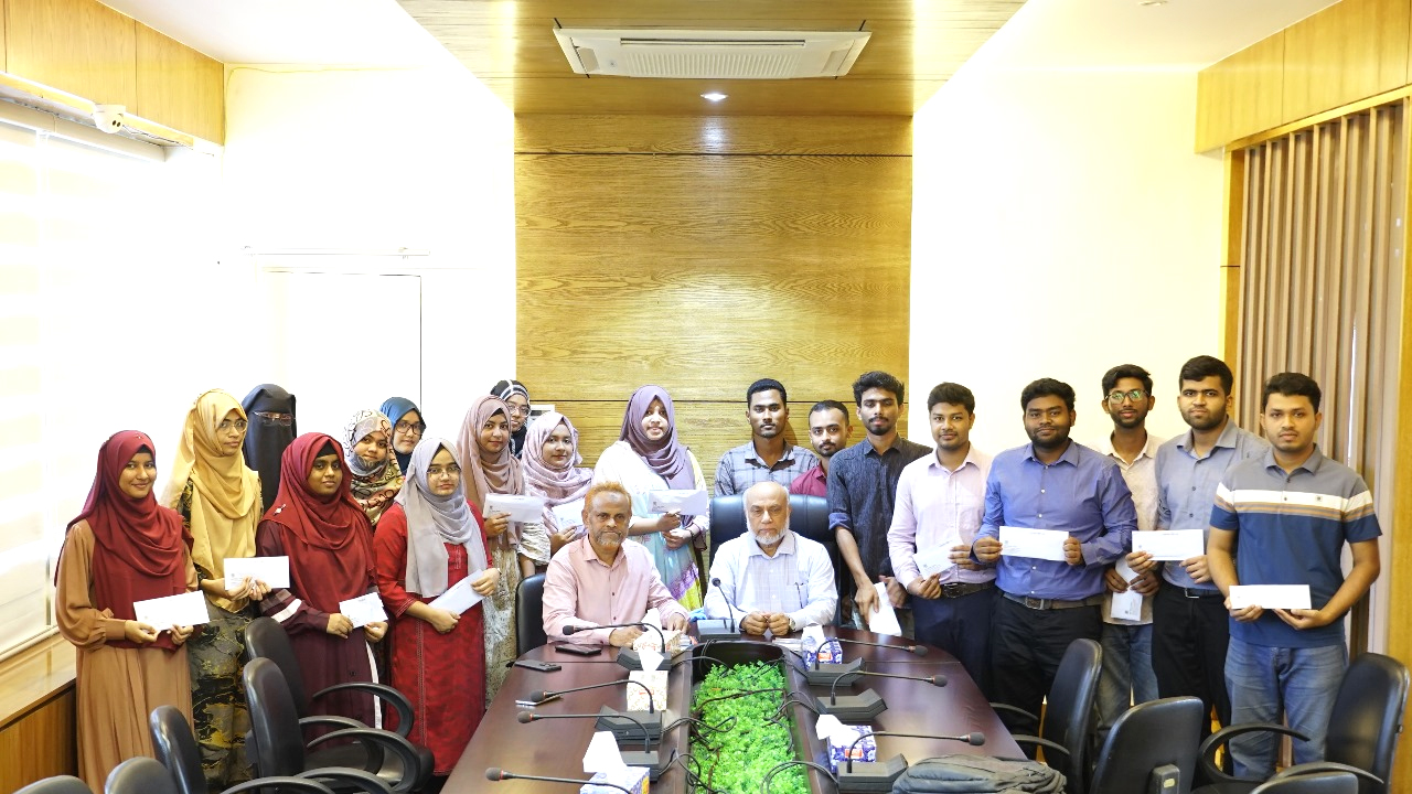 শিক্ষার্থীদের হাতে বৃত্তির অর্থ তুলে দেন ভিসি