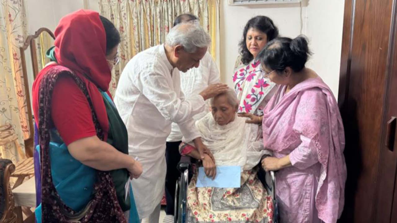 অসুস্থ সঙ্গীত শিল্পী শবনম মুশতারীকে দেখতে গেলেন সংস্কৃতিমন্ত্রী নিতাই রায় চৌধুরী এবং প্রতিমন্ত্রী আলি নেওয়াজ মাহমুদ খৈয়ম