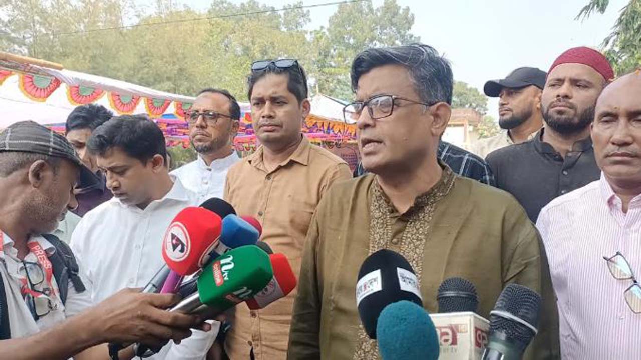 সাংবাদিকদের সাথে কথা বলছেন প্রধান উপদেষ্টার প্রেস সচিব শফিকুল আলম