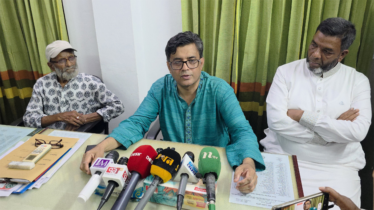 মাগুরা প্রেসক্লাবে বক্তব্য রাখছেন শফিকুল আলম