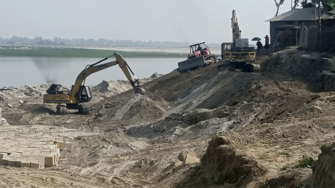 অবৈধভাবে বালু উত্তোলন