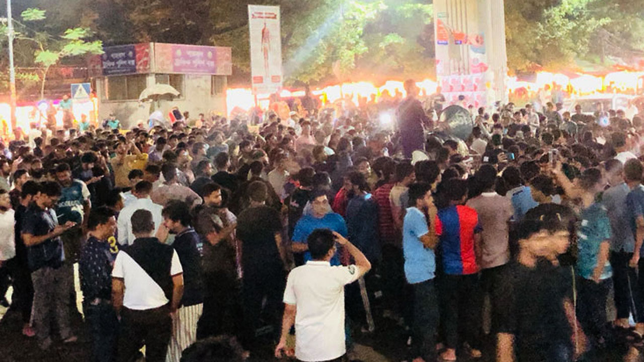 কুয়েট ভিসির পদত্যাগ দাবিতে রাজধানীর শাহবাগ অবরোধ