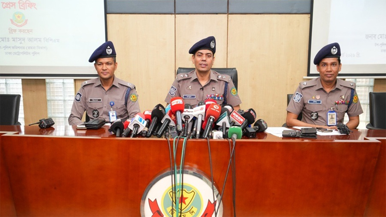 ব্রিফ করছেন ডিএমপির মিডিয়া অ্যান্ড পাবলিক রিলেশন্স বিভাগের উপপুলিশ কমিশনার মুহাম্মদ তালেবুর রহমান