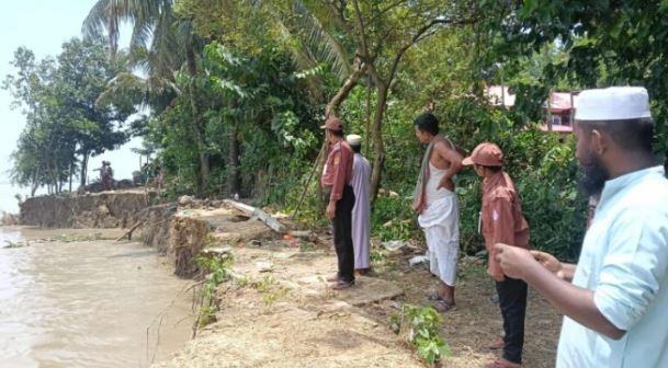 শাল্লা গ্রামটি রক্ষায় দ্রুত পদক্ষেপ নিতে সরকারের কাছে জোর দাবি জানান গ্রামবাসী