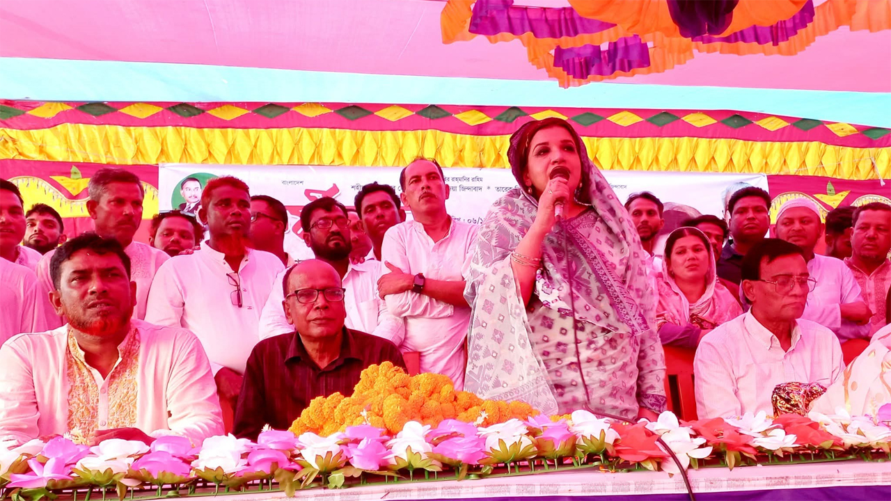 বক্তব্য দেন শামা ওবায়েদ ইসলাম