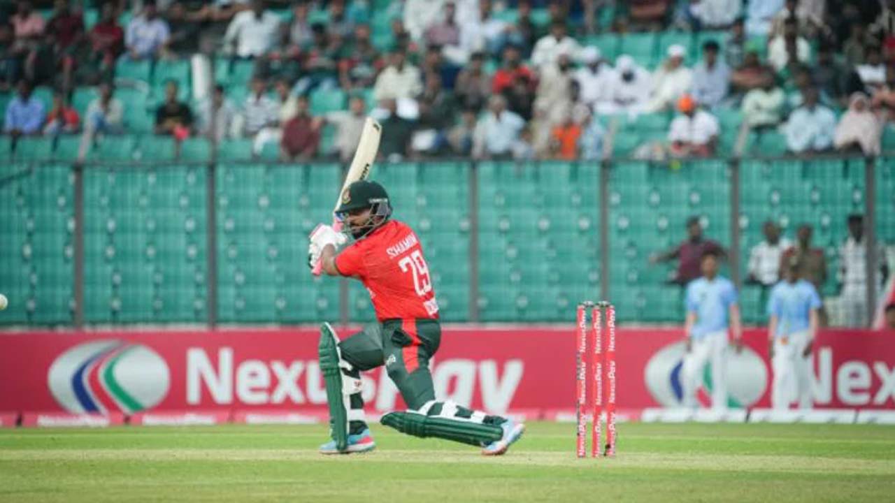 ব্যাটিং করছেন শামীম হোসেন