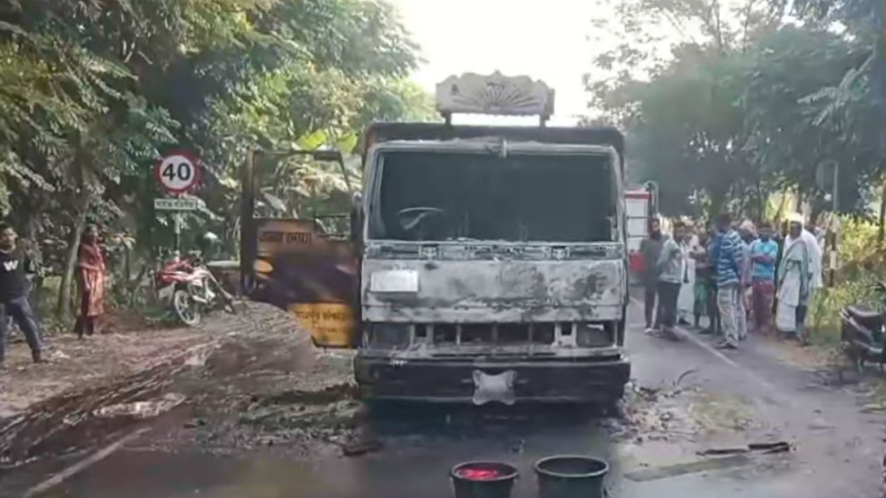 পদ্মাসেতু দক্ষিণ প্রান্তে ট্রাকে আগুন দিয়েছে দুস্কৃতকারী