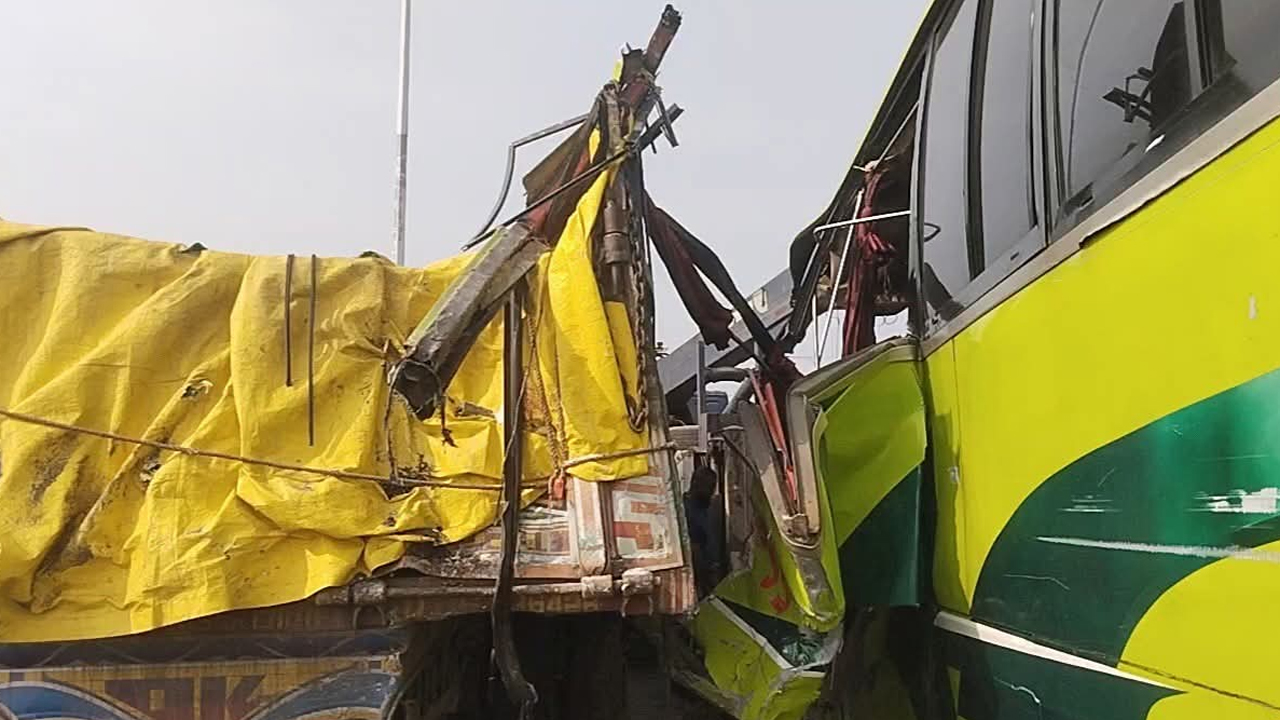 দুর্ঘটনাকবলিত ট্রাক ও বাস