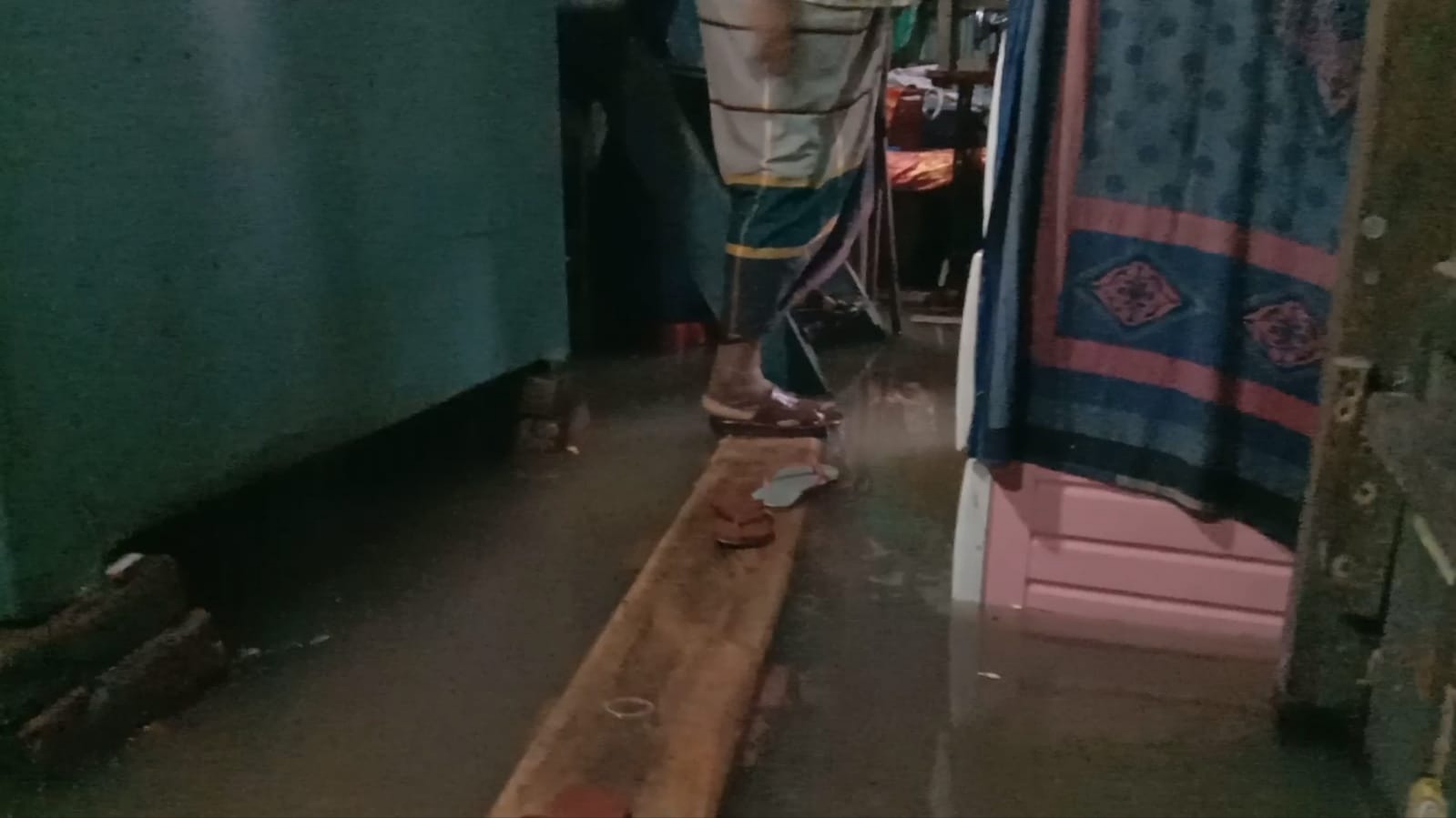 ঘরের ভেতরে পানি