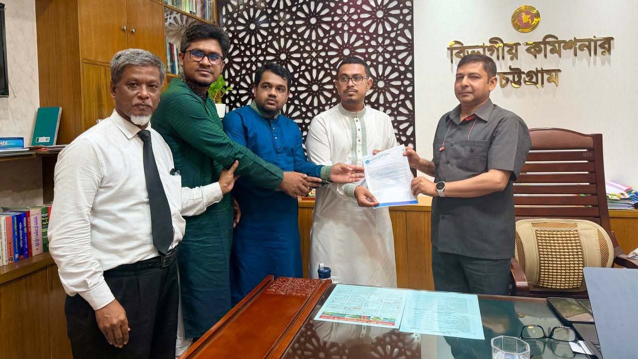 অভিযোগপত্র তুলে দিচ্ছেন সাদিক কায়েম ও অন্য নেতারা