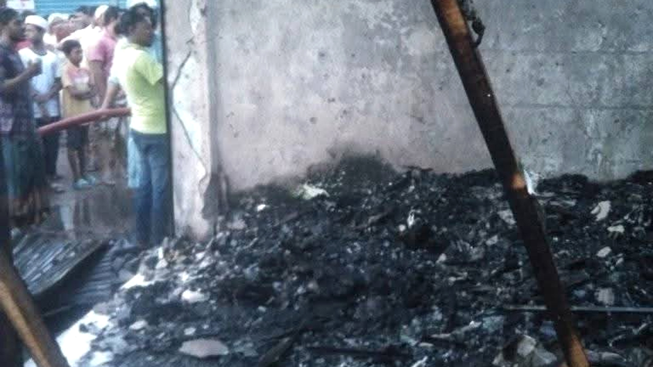 আগুন লেগে পুড়লো দোকানঘর