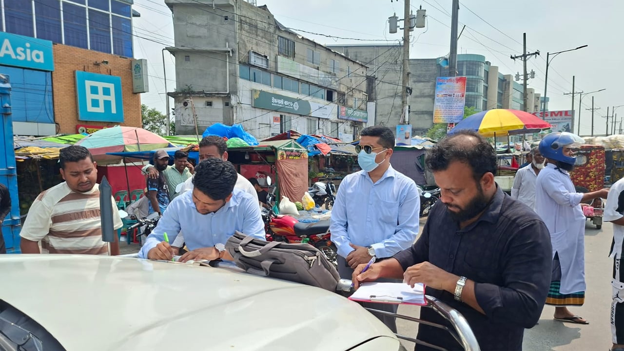 সিরাজদিখানে ট্রাফিক আইন লঙ্ঘনের দায়ে সাত মোটরসাইকেল চালককে জরিমানা করা হয়