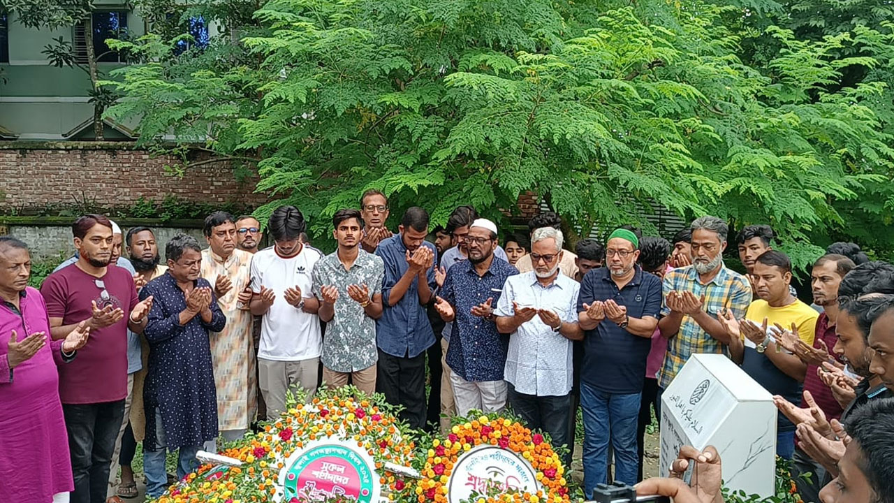 সিরাজগঞ্জে জুলাই শহীদদের কবরে বিএনপির শ্রদ্ধা