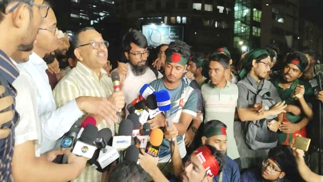 কথা বলছেন ডিএমপি কমিশনার