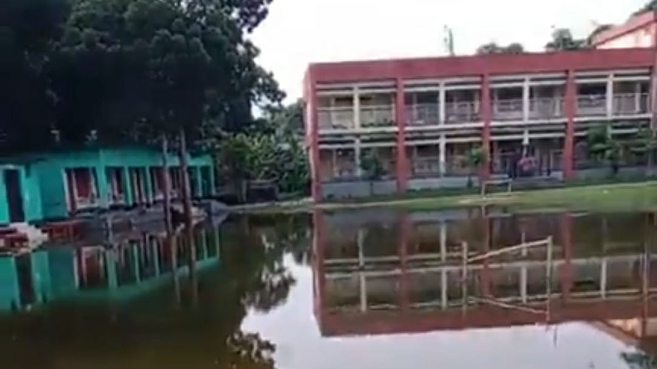 নগরকান্দায় একটি স্কুল মাঠে জলাবদ্ধতা সৃষ্টি হয়েছে