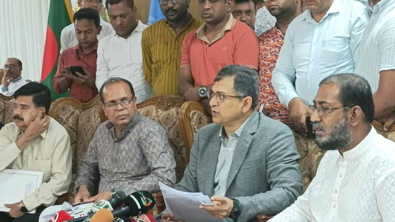 কথা বলছেন বিএনপির স্থায়ী কমিটির সদস্য সালাহউদ্দিন আহমদ