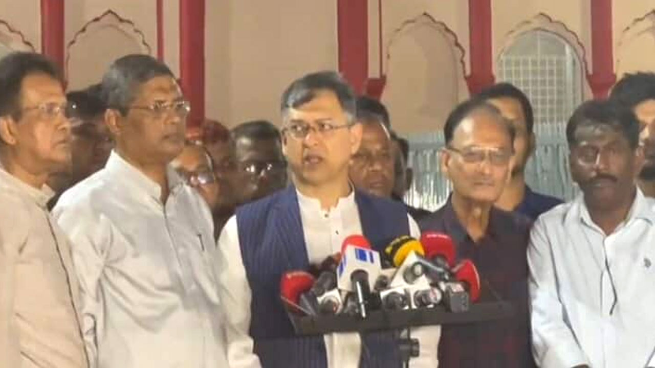 কথা বলছেন বিএনপির স্থায়ী কমিটির সদস্য সালাহউদ্দিন আহমদ