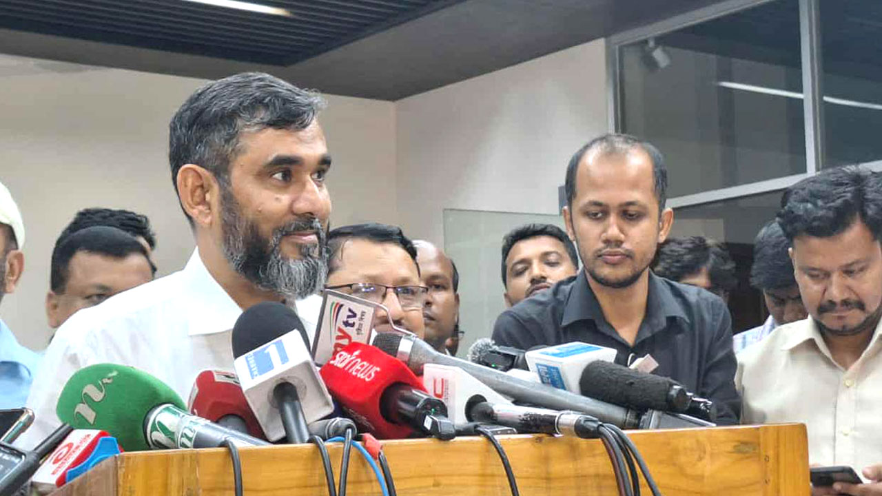 কথা বলছেন ইসি আবুল ফজল মো: সানাউল্লাহ