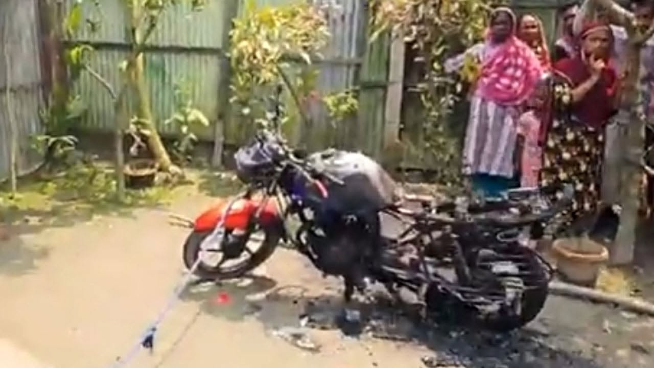 হত্যার পর দুর্বৃত্তরা নিহতের মোটরসাইকেলটি আগুনে পুড়িয়ে দেয়