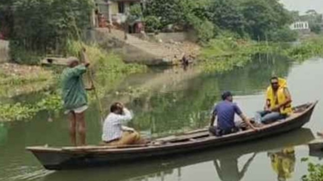 মারীখালী নদী থেকে নারীর হাত-পা বাঁধা লাশ উদ্ধার করছে নৌ-পুলিশ।