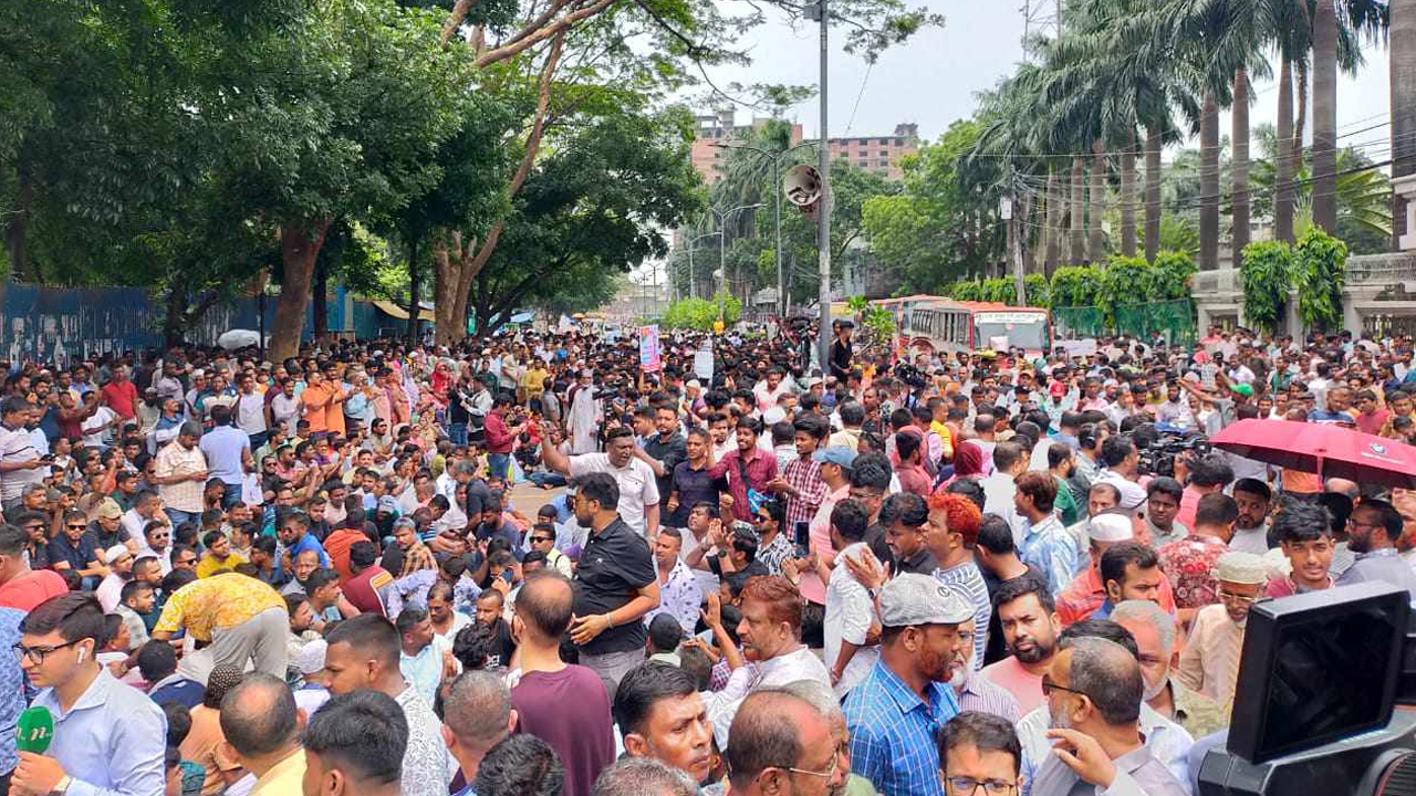 নগর ভবনের সামনে কর্মসূচি পালন করছেন ইশরাক হোসেনের সমর্থকরা