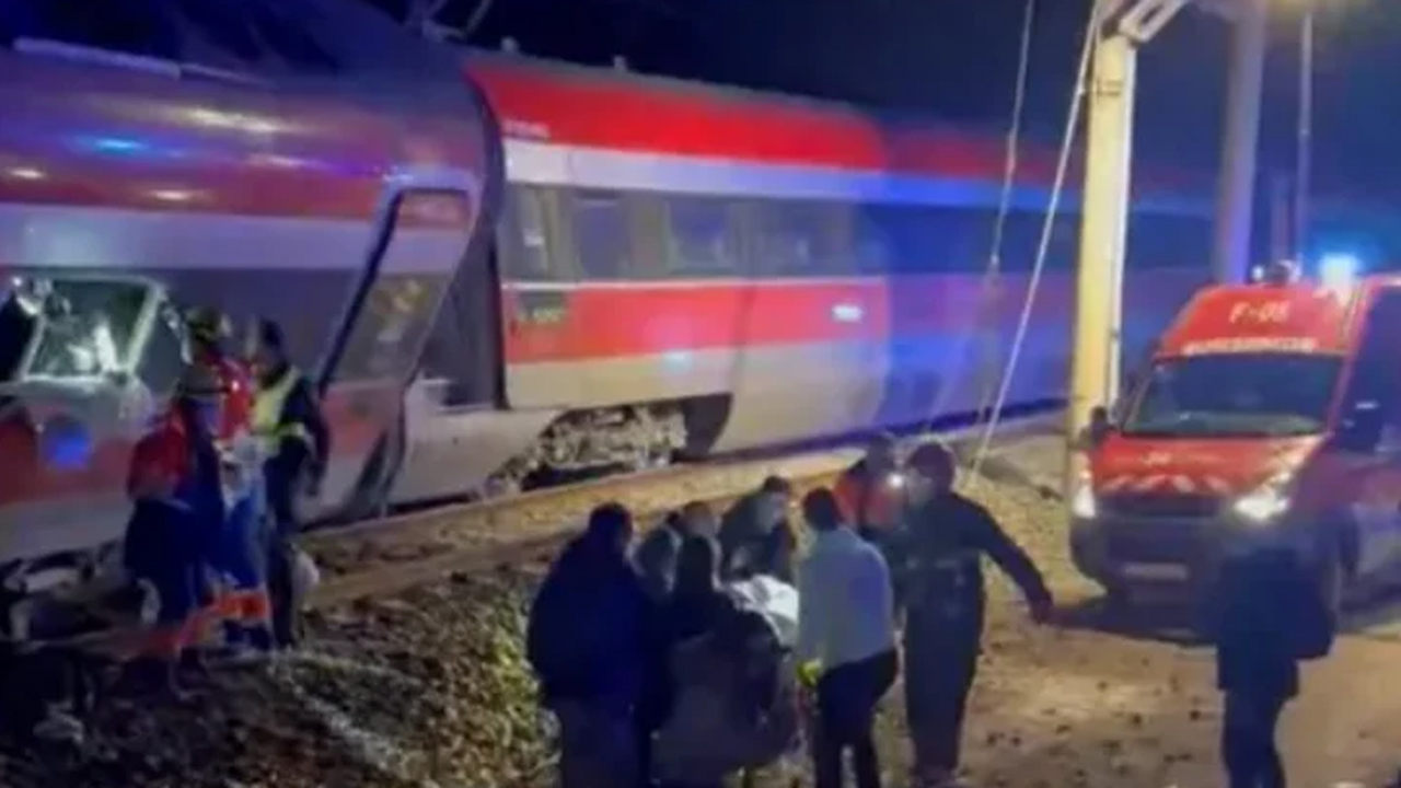 স্পেনে দুই ট্রেনের মুখোমুখি সংঘর্ষে নিহত ২১