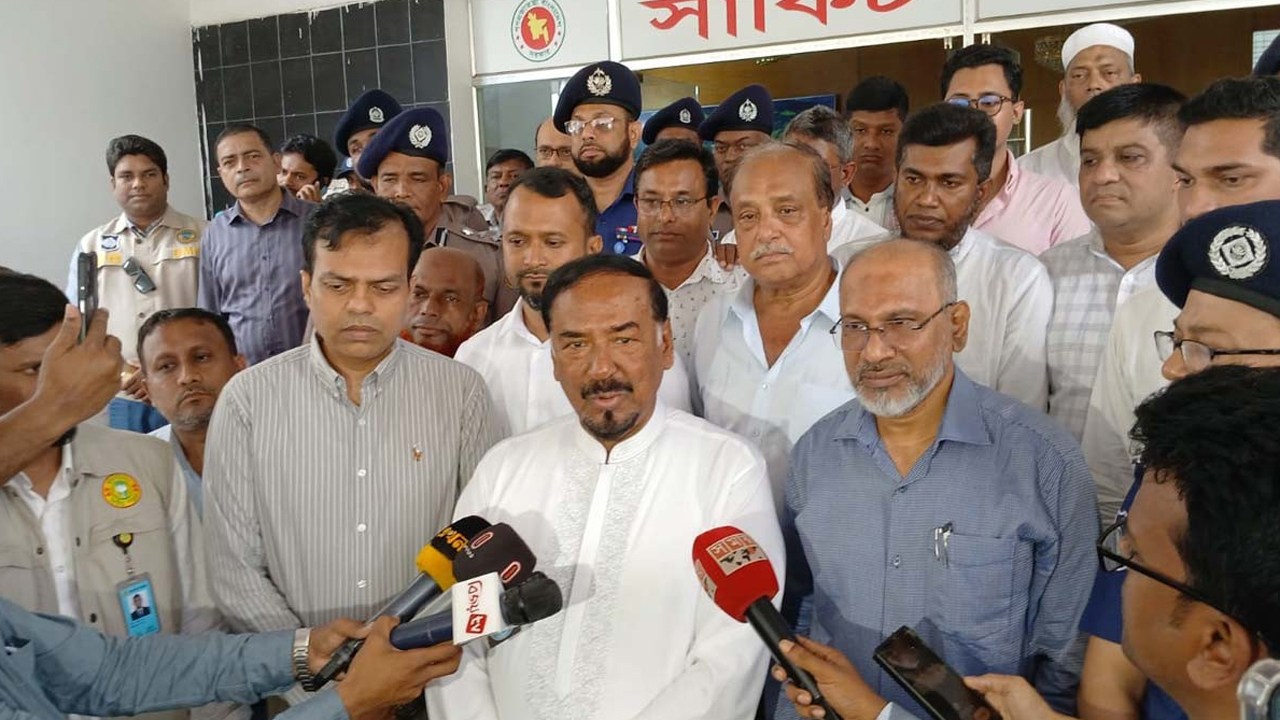 বরিশাল সার্কিট হাউজে স্পিকার মেজর (অবসরপ্রাপ্ত) হাফিজ উদ্দিন আহমদ বীর বিক্রম