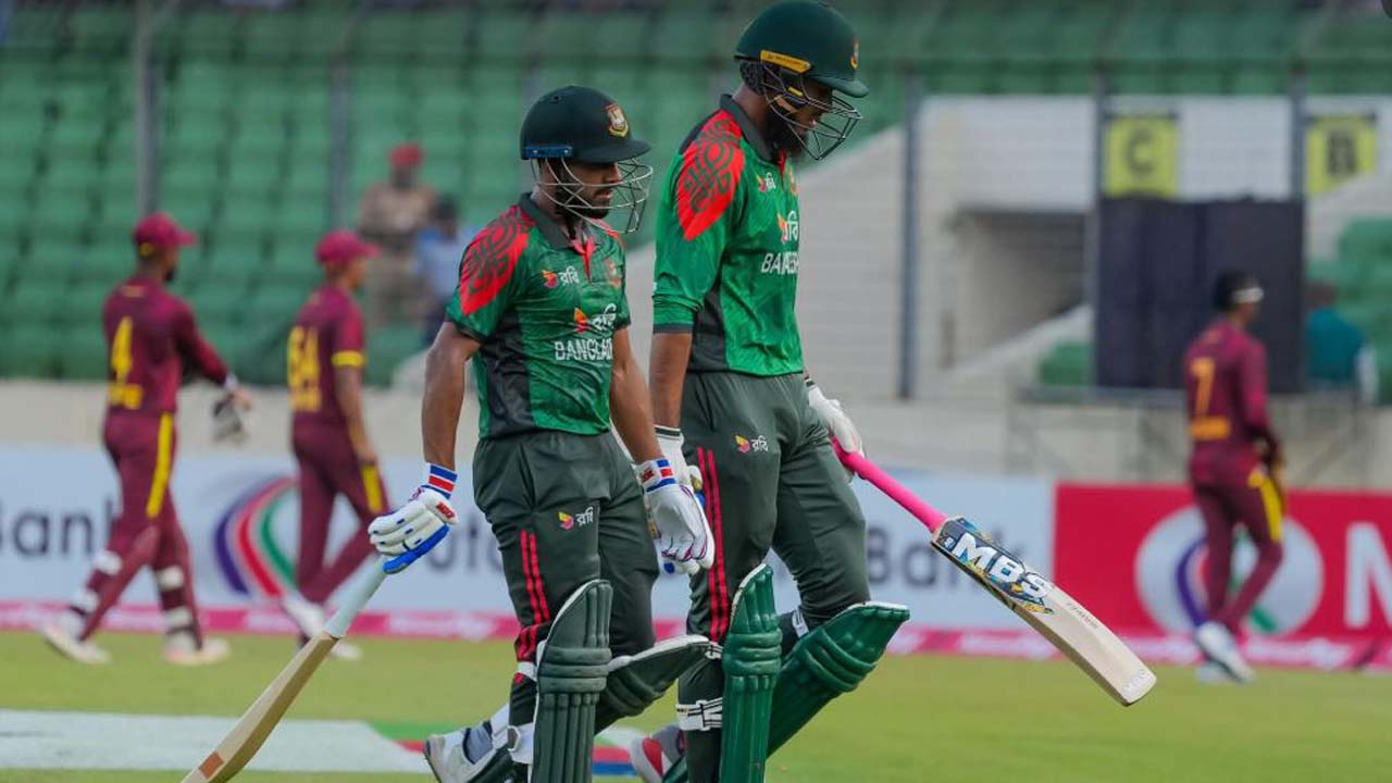 টসে জিতে আগে ব্যাট করার সিদ্ধান্ত নিয়েছেন টাইগার দলপতি মেহেদী মিরাজ