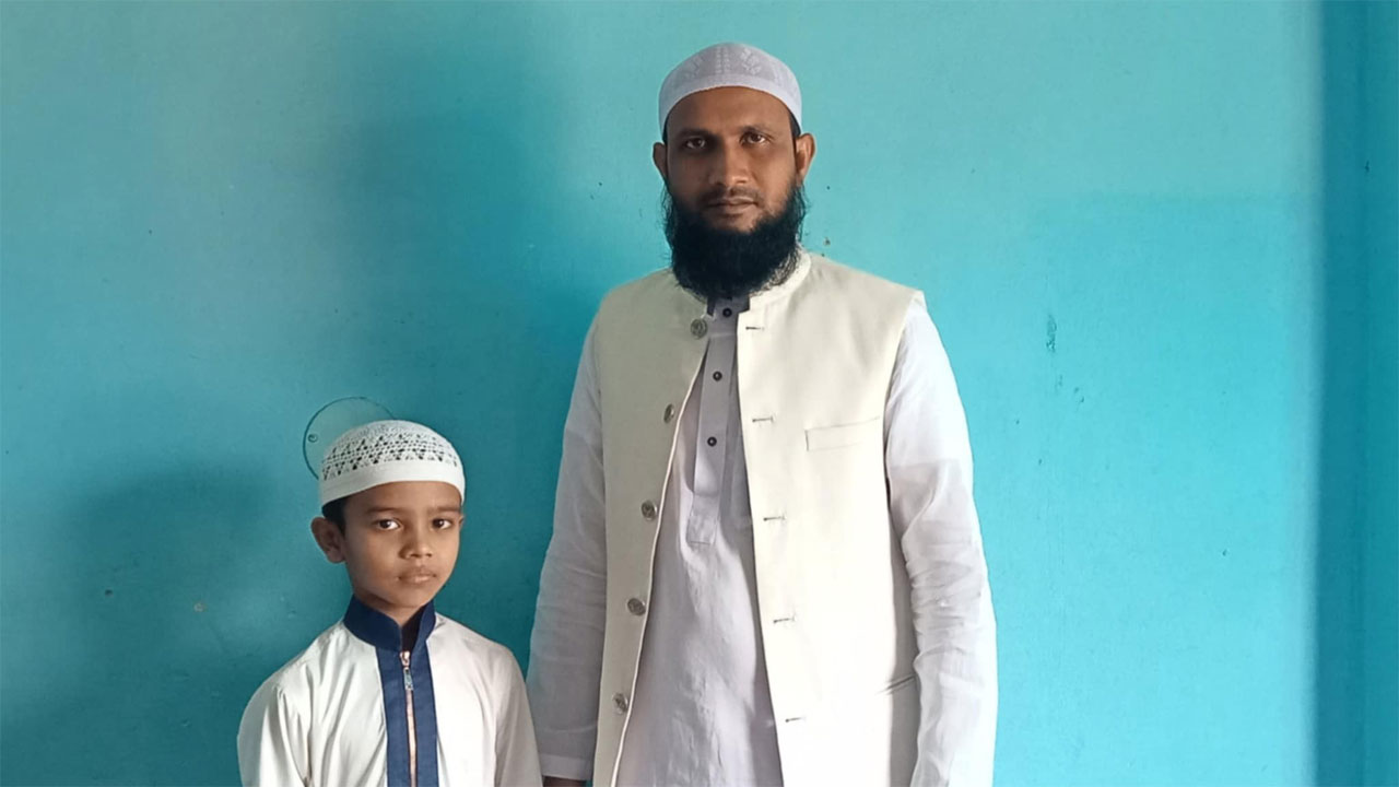 হাফেজ আদনান ও প্রিন্সিপাল মাওলানা সিরাজুল ইসলাম।