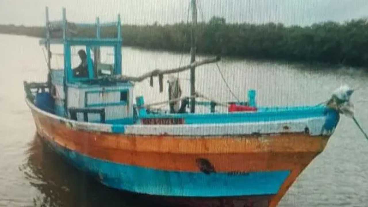 শ্রীলঙ্কান বাবা-ছেলের মাছ ধরার ট্রলারটি এখন পুলিশের হেফাজতে রয়েছে