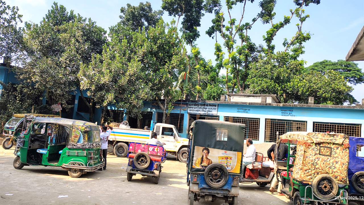 সিএনজি ও অটোরিকশার দখলে স্কুল মাঠ
