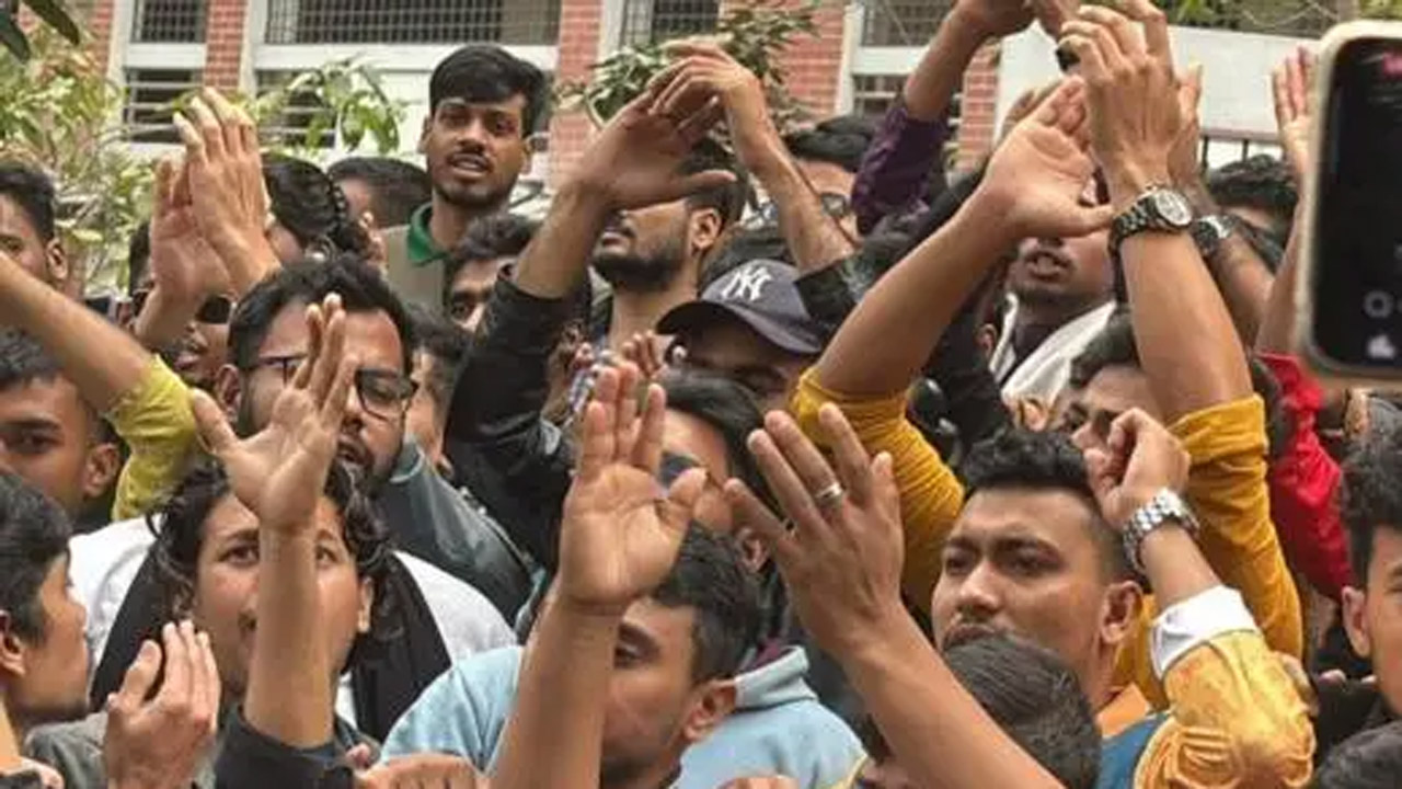 শিক্ষা ভবনের সামনে শিক্ষার্থীদের অবস্থান