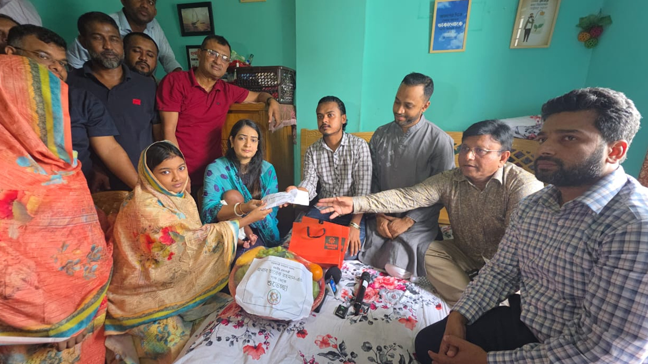 আহত জুলাই যোদ্ধা সুজনের নবজাতক সন্তানকে প্রধানমন্ত্রী পক্ষে উপহার দেয়া হয়েছে