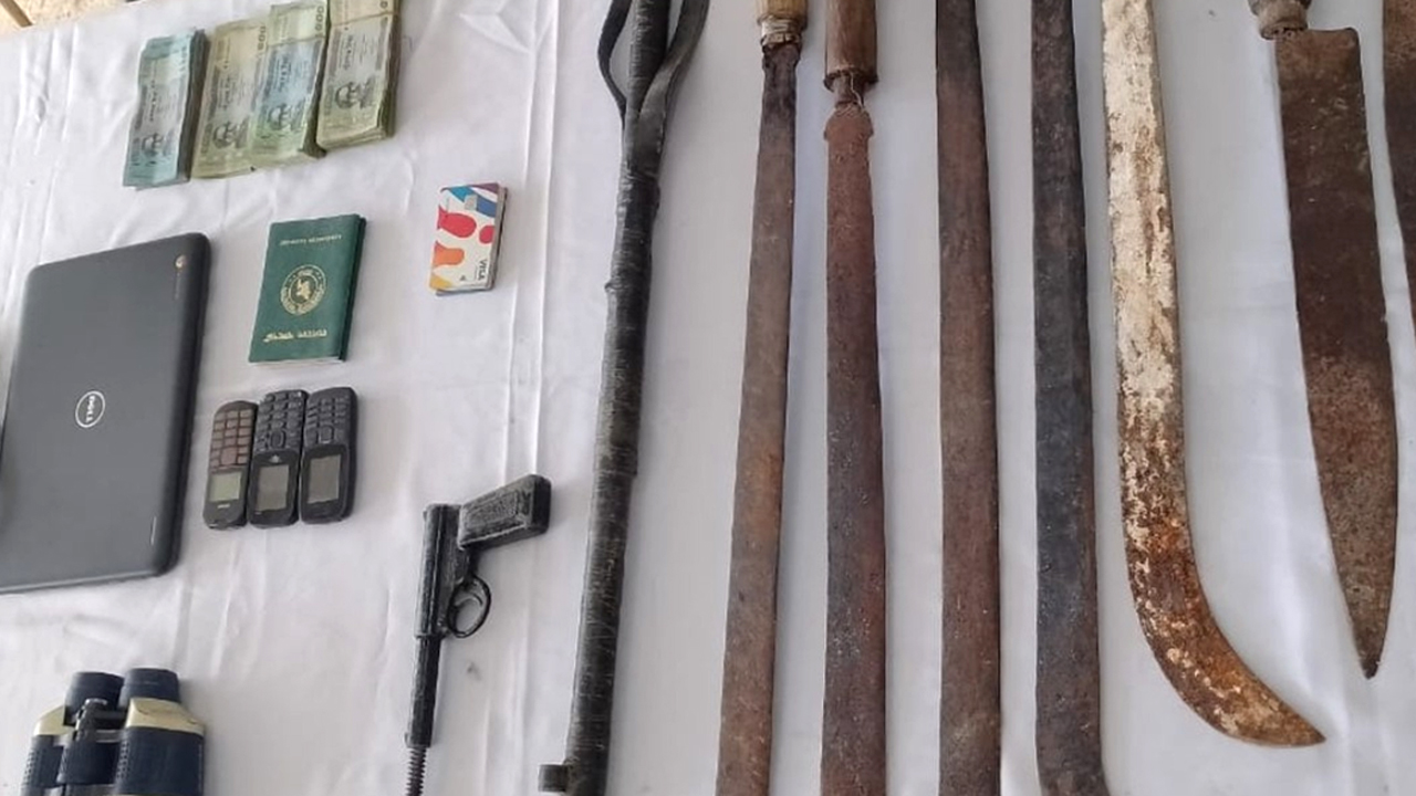 উদ্ধার করা দেশীয় অস্ত্র