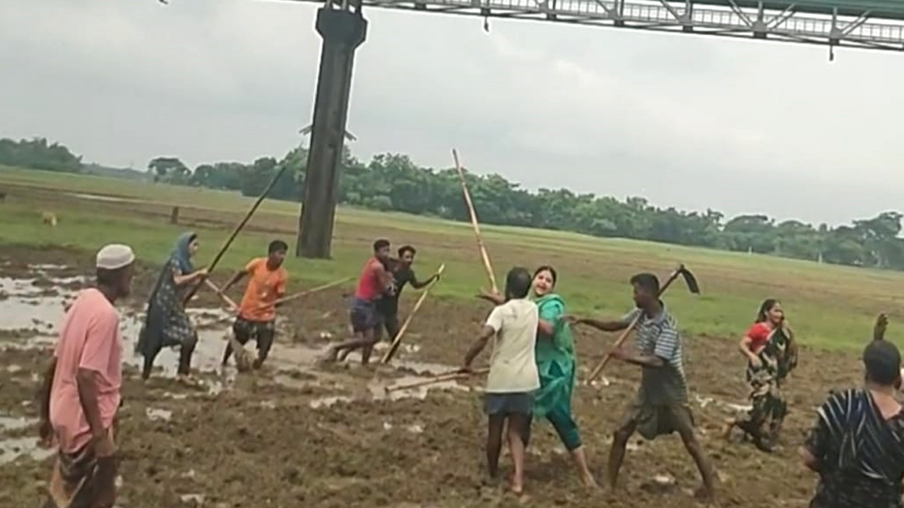 জমিতেই চলে দু’পক্ষের সঙ্ঘর্ষ