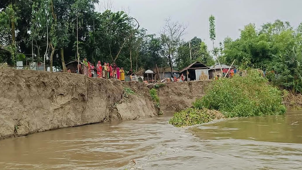 সুন্দরগঞ্জের শখের বাজার এলাকায় ভয়াবহ ভাঙনের দৃশ্য