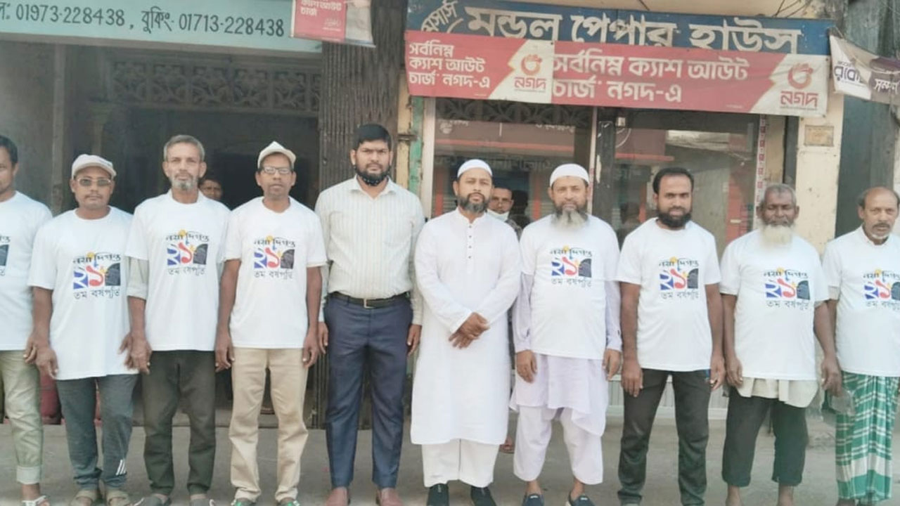 সৈয়দপুরে পত্রিকা হকারদের নয়া দিগন্তের টি-শার্ট উপহার