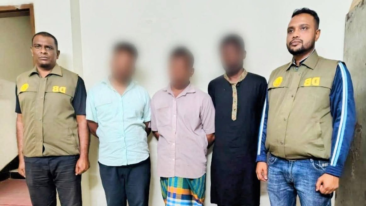 গ্রেফতার তিনজন