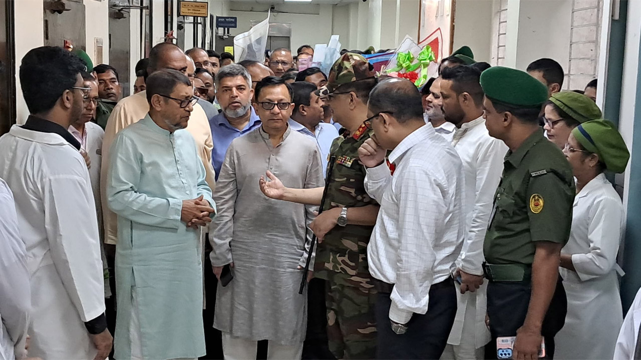 সিলেট ওসমানী মেডিক্যাল কলেজ হাসপাতাল পরিদর্শন করেন স্বাস্থ্য ও পরিবার কল্যাণমন্ত্রী সরদার মো: সাখাওয়াত হোসেন। এসময় উপস্থিত ছিলেন বাণিজ্য, শিল্প এবং বস্ত্র ও পাটমন্ত্রী খন্দকার আব্দুল মুক্তাদির