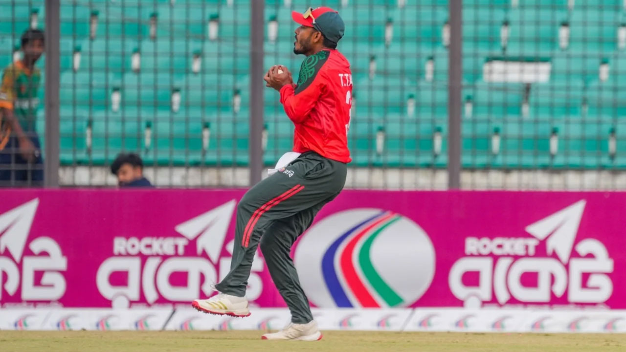 আজকের ম্যাচে একাই ৫টি ক্যাচ নিয়েছেন তানজিদ তামিম