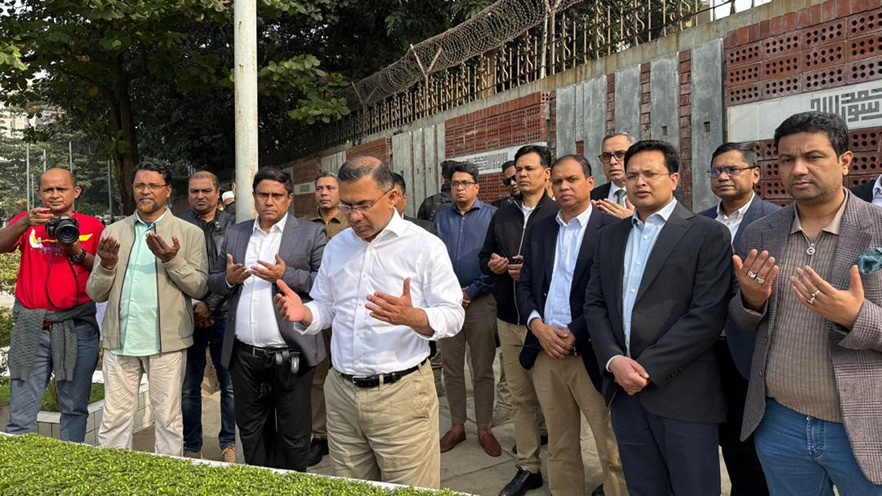 ছোট ভাই কোকোর কবর জিয়ারত করছেন তারেক রহমান