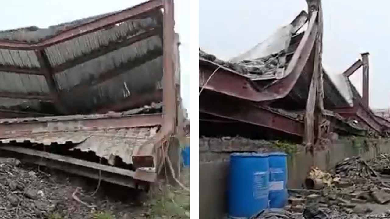 তারাতলায় নির্মাণাধীন গুদামের ছাদ ধসে পড়েছে