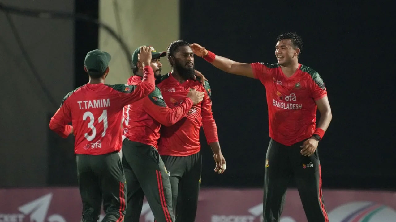 দারুণ বল করছেন বাংলাদেশের বোলাররা