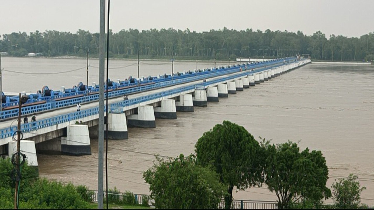 লালমনিরহাটে তিস্তা নদীর পানি বিপদৎসীমার ৫ সেন্টিমিটার উপর দিয়ে প্রবাহিত হচ্ছে