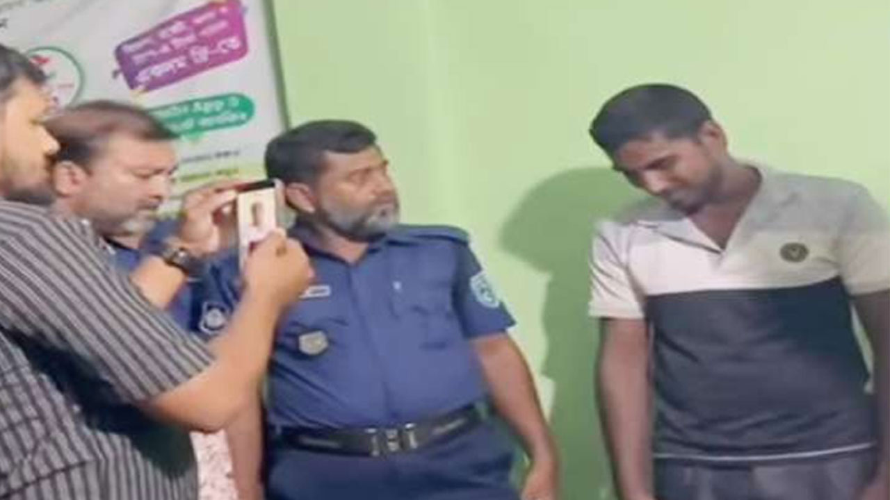সহিদুল হক (২৮) নামে এক যুবককে স্থানীয়দের সহায়তায় আটক করেছে পুলিশ